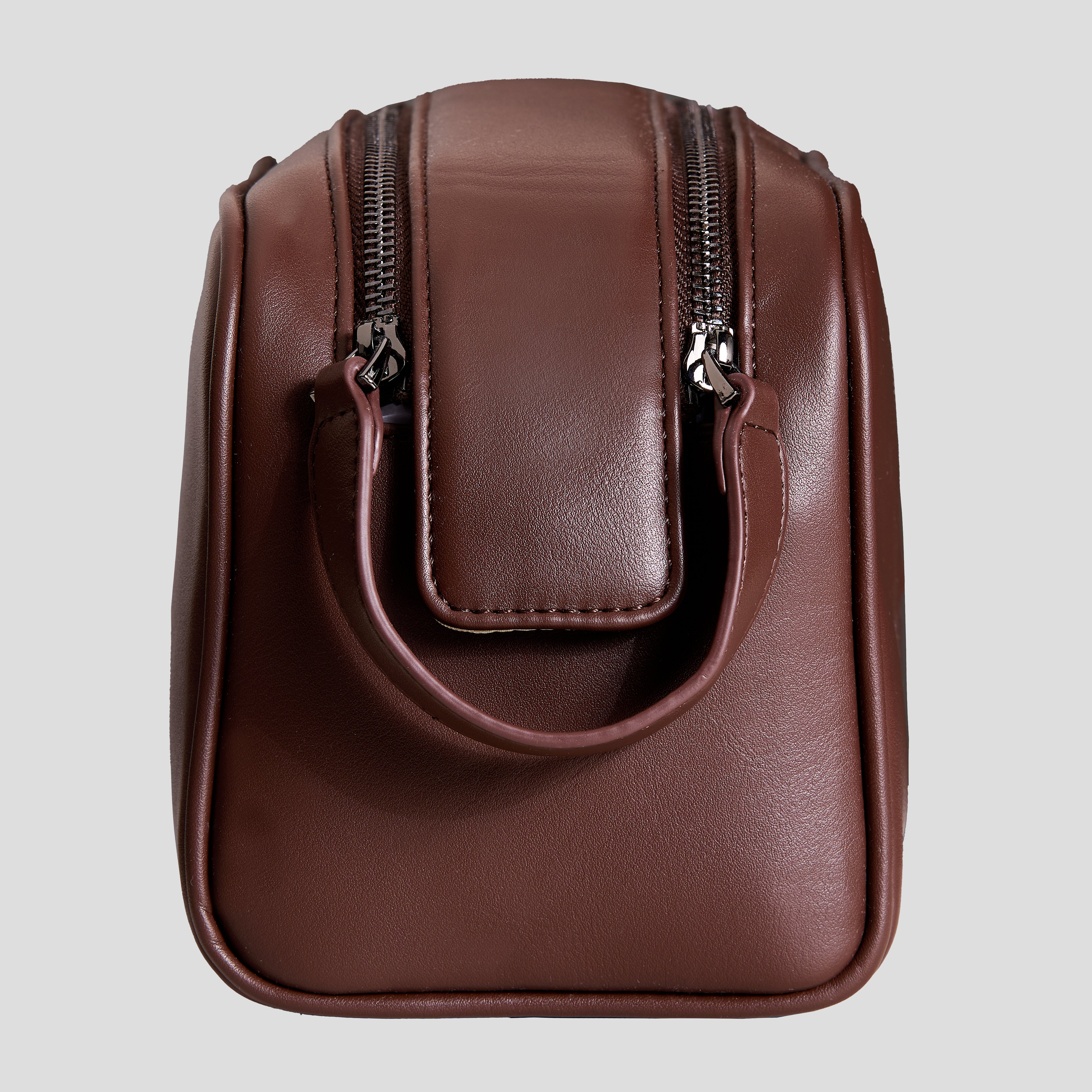 BOLZR  Kulturtasche veganes Leder Detailaufnahme